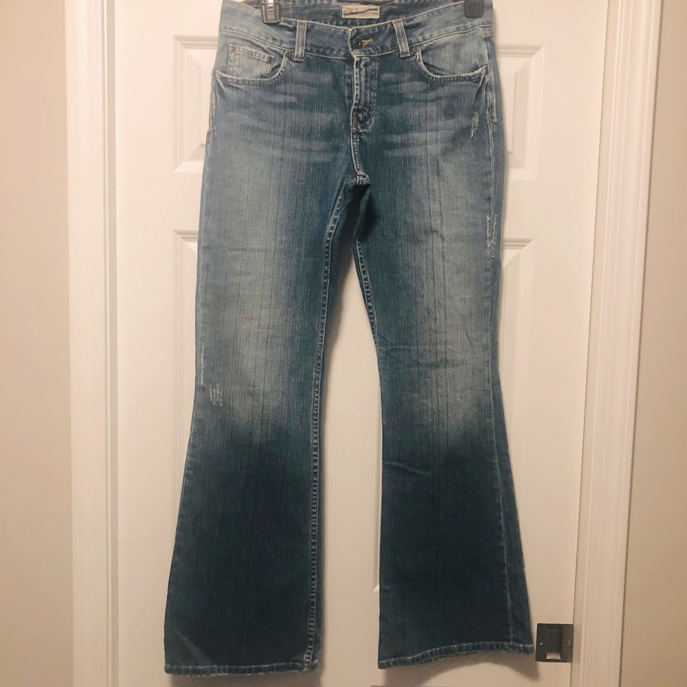 Brand new (no tags) - Buckle boot cut jeans - size 32
